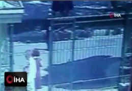 Motosikletin çarptığı kadın metrelerce havaya fırladı