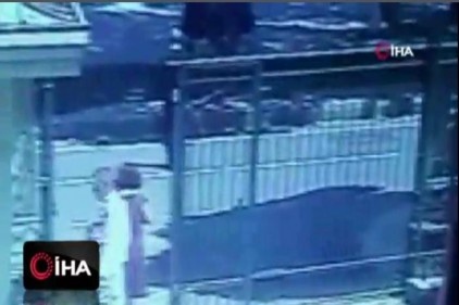 Motosikletin çarptığı kadın metrelerce havaya fırladı
