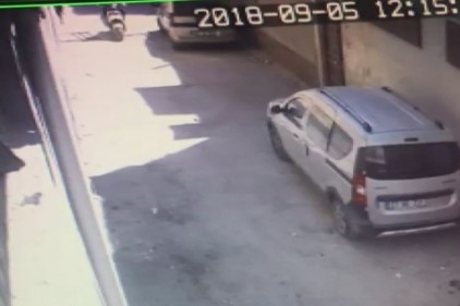 Motosikletin heybesindeki cep telefonunu böyle çaldı 
