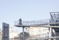 Motosikletin üst geçit de ne işi var!