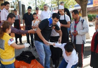 Motosikletle otomobil çarpıştı