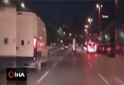 Motosikletli genç kızın ayakta tehlikeli yolculuğu kamerada