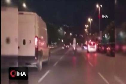 Motosikletli genç kızın ayakta tehlikeli yolculuğu kamerada