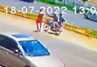 Motosikletli kapkaççılar yayanın telefonunu konuştuğu esnada çaldı