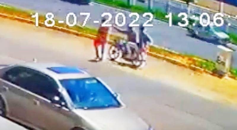 Motosikletli kapkaççılar yayanın telefonunu konuştuğu esnada çaldı