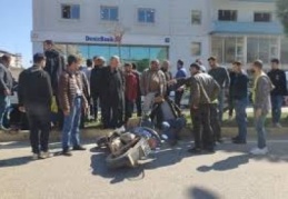 Motosikletli, yayaya çarpıp yaraladı
