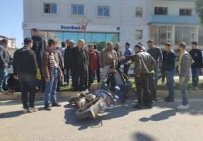 Motosikletli, yayaya çarpıp yaraladı