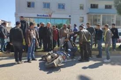 Motosikletli, yayaya çarpıp yaraladı