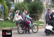 Motosiklette pes dedirten görüntü