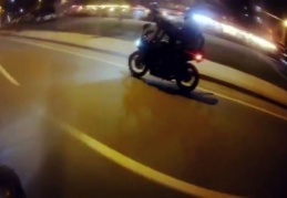 Motosiklette seyir halindeyken sürücü değiştirdiler