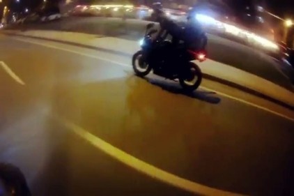 Motosiklette seyir halindeyken sürücü değiştirdiler