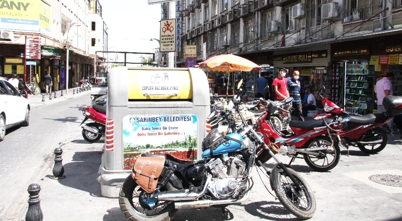 Motosikletten kaldırımlarda yürüyecek yer kalmıyor