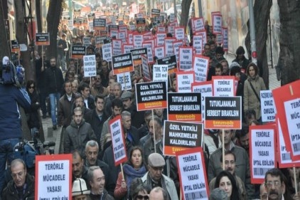 Muhalefet eden herkes sindirilmeye ve baskı altına lınmaya çalışılıyor