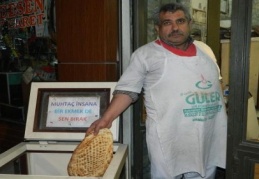 'Muhtaç insanlara bir ekmek de sen bırak’