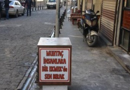Muhtaç insanlara bir ekmekte sen bırak