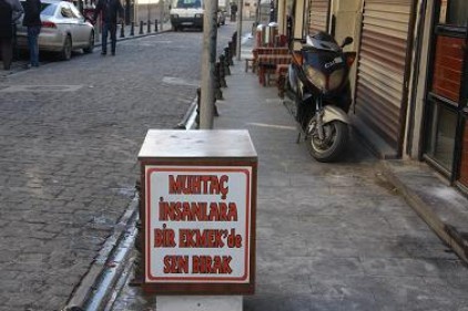 Muhtaç insanlara bir ekmekte sen bırak