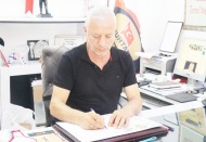 Muhtar, ihtiyaç sahiplerine yardım yapıyor