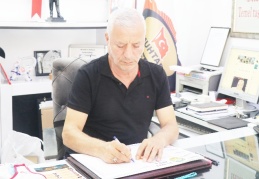 Muhtar, ihtiyaç sahiplerine yardım yapıyor