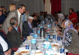 Muhtarlar ve huzurevi sakinleriyle iftar yendi