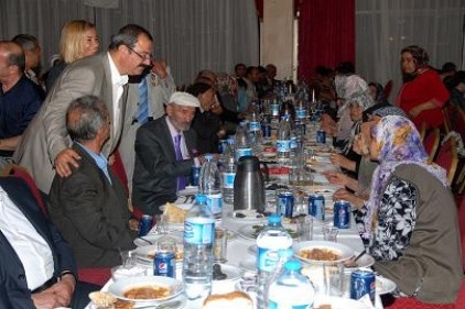 Muhtarlar ve huzurevi sakinleriyle iftar yendi