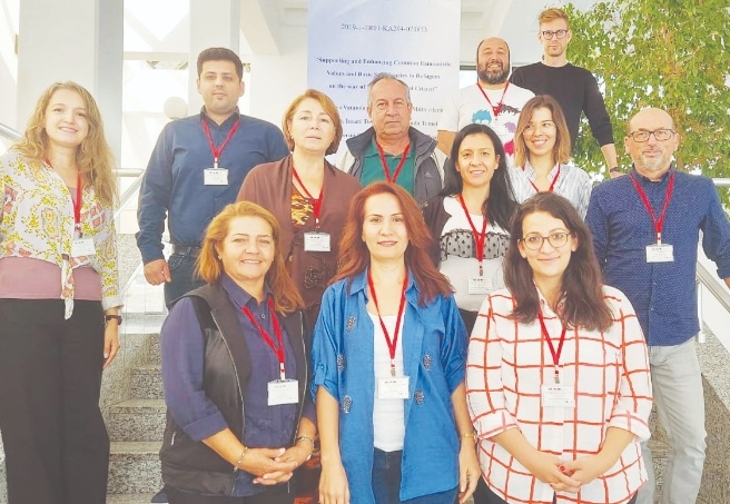 Mültecilerin yaşadıkları toplumu anlamış olmaları hedefleniyor