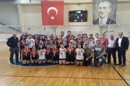 Müsabakaları kızlarda ve erkelerde 14 okuldan 68 sporcu katıldı 
