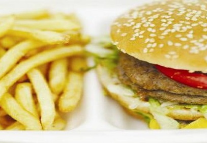 Müşteri hamburgerinden çıkan şeye inanamadı!