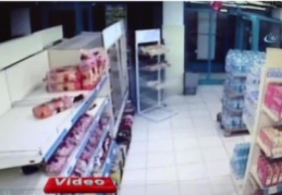 Müşterilerin şaşkın bakışları arasında silahlı soygun