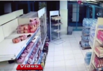 Müşterilerin şaşkın bakışları arasında silahlı soygun