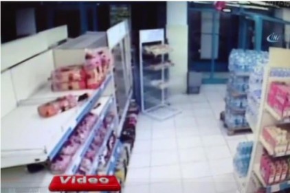 Müşterilerin şaşkın bakışları arasında silahlı soygun