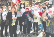 Mütercim Asım Caddesi’nde kadınlara karanfil dağıtıldı