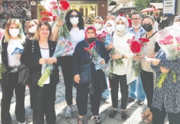Mütercim Asım Caddesi’nde kadınlara karanfil dağıtıldı