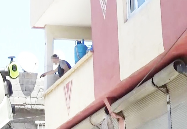 Mutfak tüpüyle balkona çıktı, mahalleye panik yaşattı