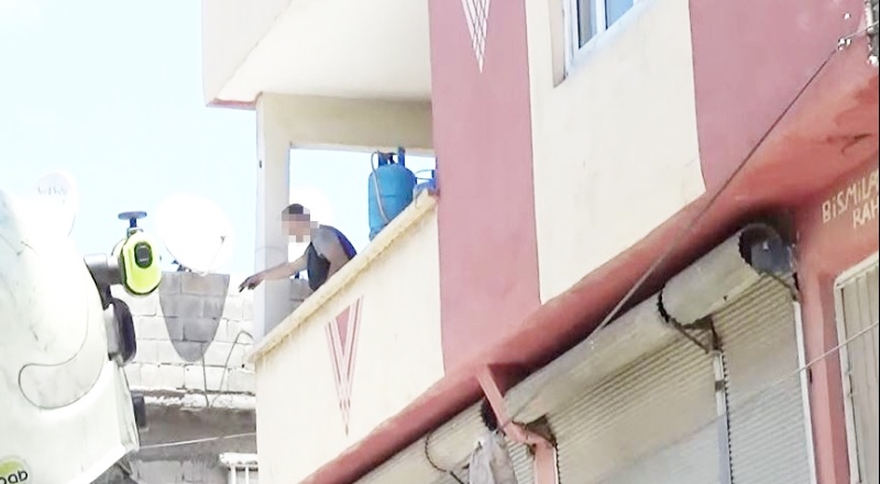 Mutfak tüpüyle balkona çıktı, mahalleye panik yaşattı