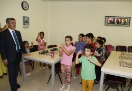 Müzik eşliğinde satranç hamlelerini öğrendiler
