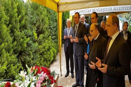 Naci Topçuoğlu, mezarı başında anıldı