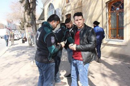 Narkotik ekipleri okul önlerinde denetim yaptı