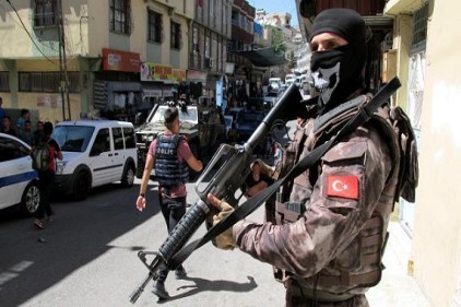 Narkotim sokaklarda didik didik arama yaptı