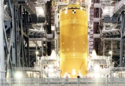 NASA, Ay’a ilk kadını taşıyacak dev roketleri bir araya getirdi