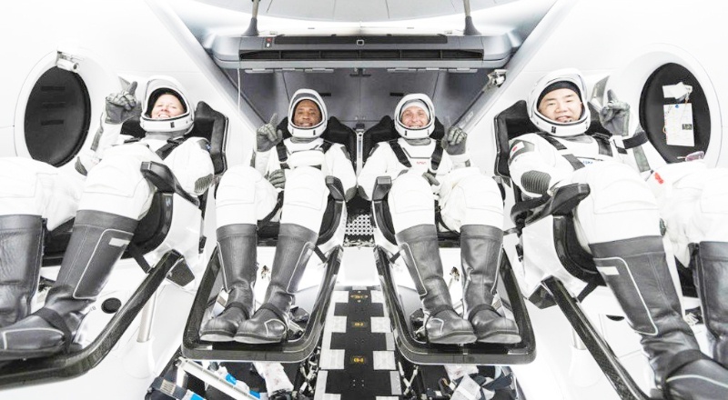 NASA, SpaceX roketini dört astronotla fırlattı
