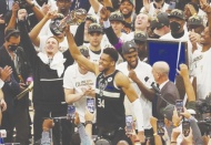 NBA'de açılışı son şampiyon Bucks yaptı!