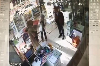 Nefessiz kalan çocuğu eczacı kurtardı 