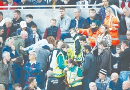 Newcastle United-Tottenham maçında taraftarı kurtaran doktor, dünyanın dilinde