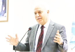 Nihat Hatipoğlu, rektörü olduğu üniversitede 4 dekan vekilliği görevi de üstlendi