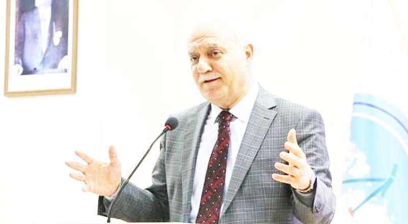 Nihat Hatipoğlu, rektörü olduğu üniversitede 4 dekan vekilliği görevi de üstlendi