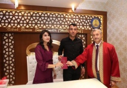 Nikah kıymak için gelen çiftleri ziyaret etti