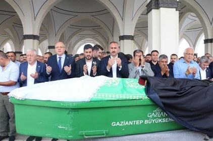 Nilüfer Ay toprağa verildi