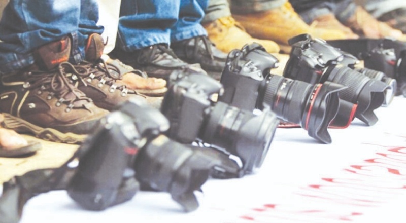 Nisan ayında 49 gazeteci yargılandı, 10 gazeteci gözaltına alındı