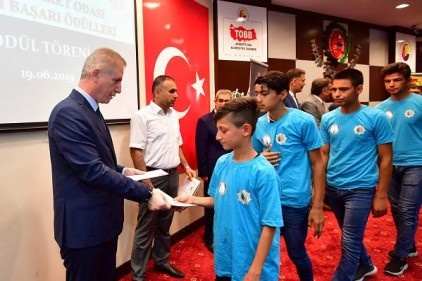 Nizipli başarılı öğretmen ve öğrenciler ödüllendirildi