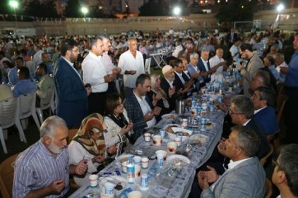 Nizip’te iftar yemeği verildi